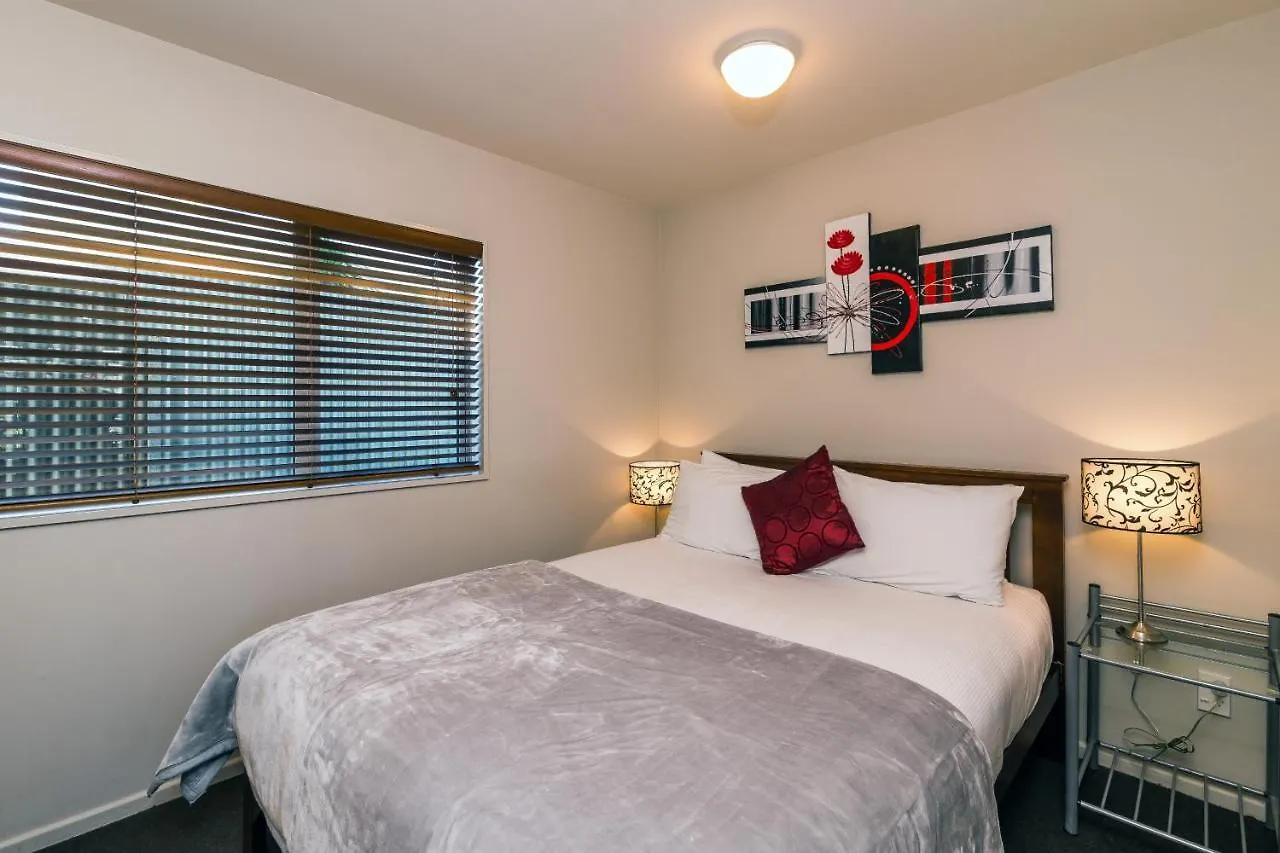 Twin Peaks Lakeside Inn Tauposee 3*,