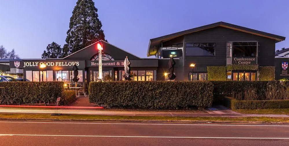 Twin Peaks Lakeside Inn Tauposee
